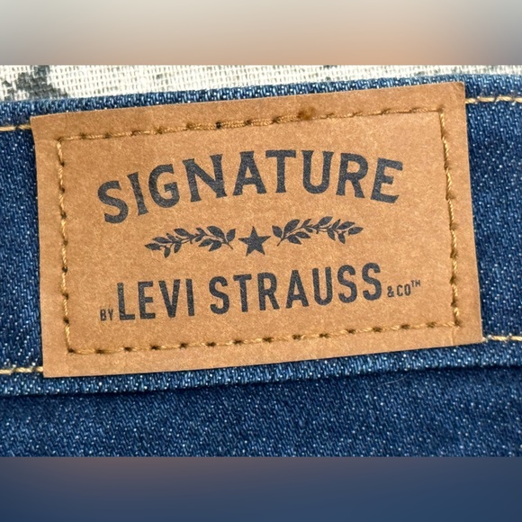 Levi's Women's Heritage High Rise Jeans, Size 20 W35, Distressed Knee, Raw Hem - Picture 9 of 14